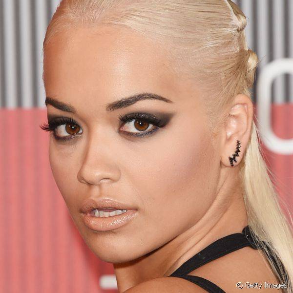 Rita Ora usou uma sombra preta para marcar um tri?ngulo no canto externo do olho